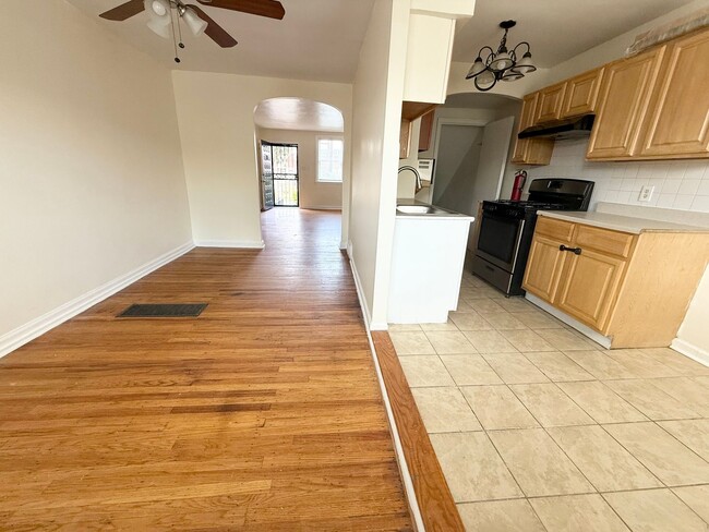 Building Photo - Gorgeous 3-Bed Townhome in Lawncrest! Available NOW!