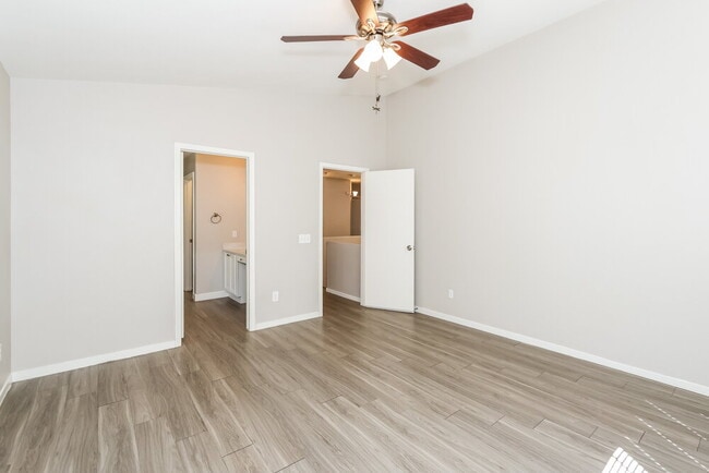 Building Photo - 995 River Walk Ct