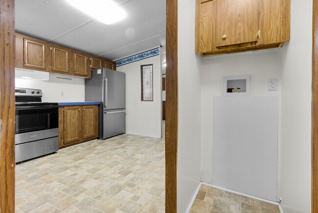 Building Photo - 220 Tree Ln