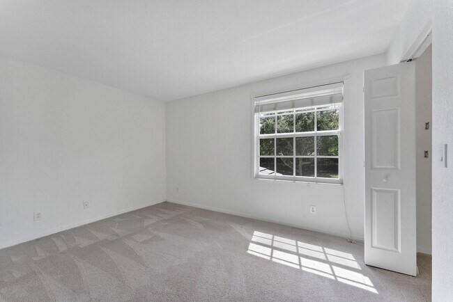 Building Photo - 16129 Sierra Palms Dr