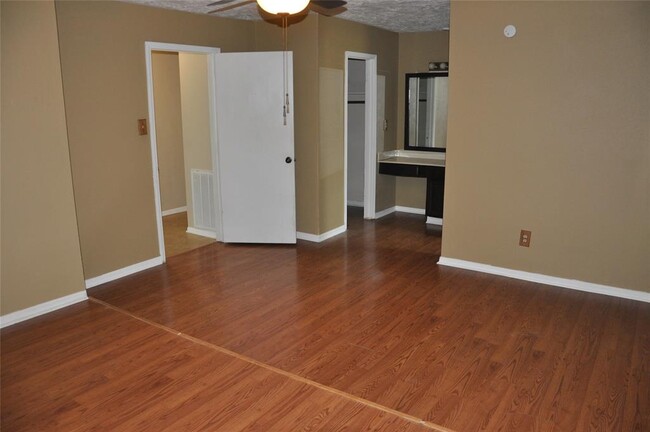 Building Photo - 4715 Glendower Dr
