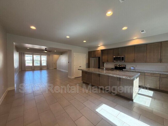 Building Photo - 644 Rosa Ln
