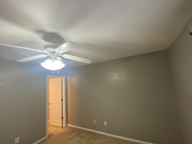 Building Photo - Townhome in great location!