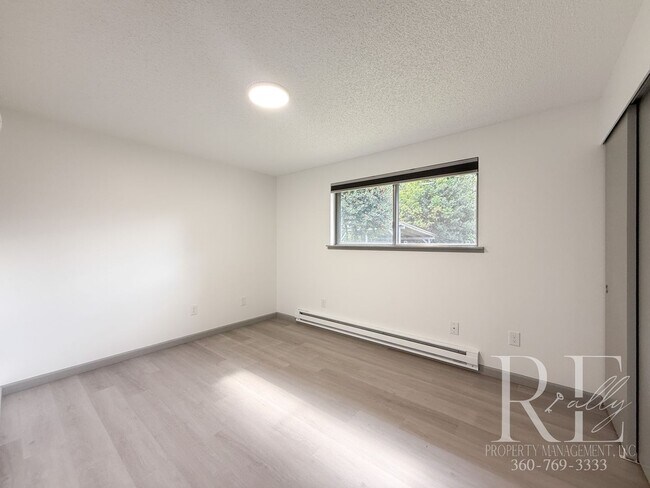 Building Photo - Bright 3BR Home on Amelia Ct | LVP Floors,...