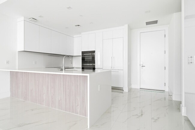 Building Photo - 220 Lake Shore Dr