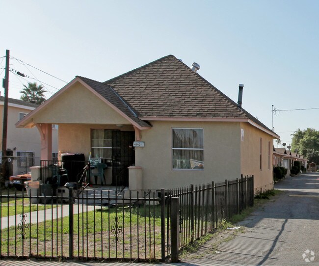 Building Photo - 4840 Elizabeth St