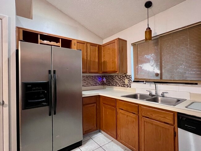 Building Photo - Spacious 3 bedroom 2 bath 2 car garage hom...