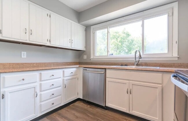 Building Photo - Charming 5 Bedroom/3 Bathroom Home with Large Finished Basement in Catonsville, MD!