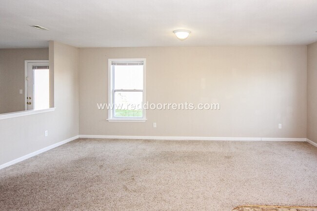 Building Photo - Perfect 3BR 2.5 BA Located Near All Necess...