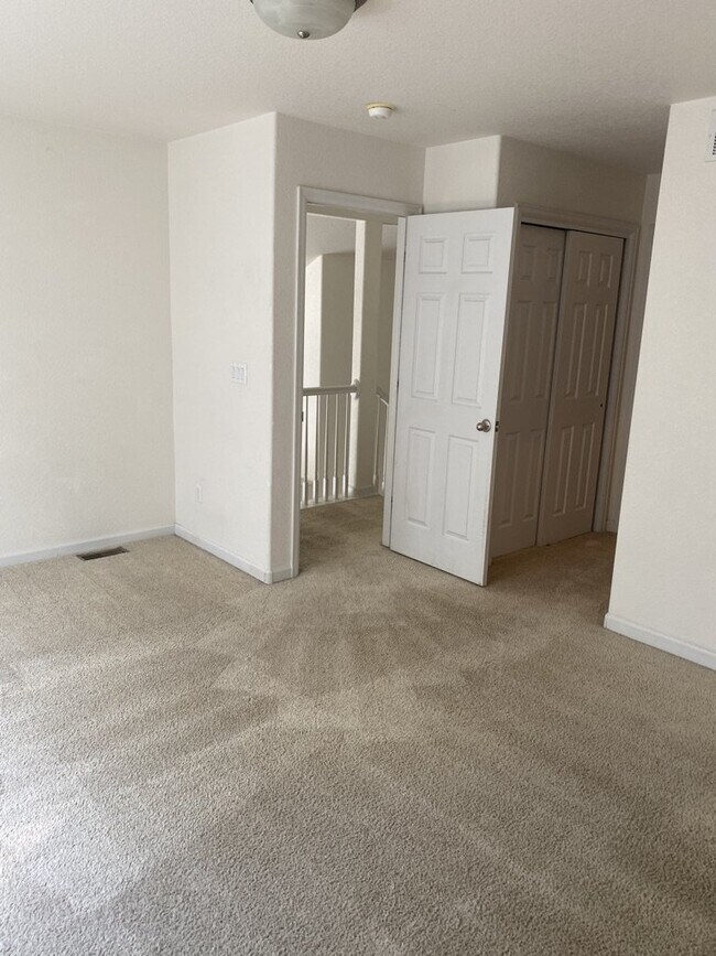 Building Photo - AVAILABLE SEPTEMBER! Charming Townhome in ...