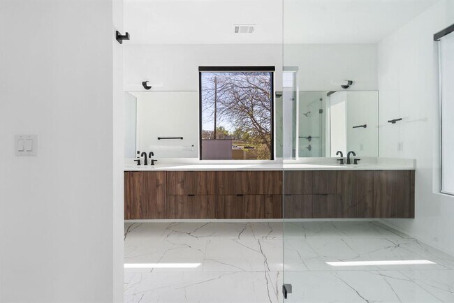 Building Photo - 2411 Winsted Ln