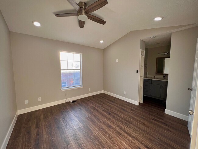 Building Photo - Updated 2 bed 2.5 bath steps away from Campus!