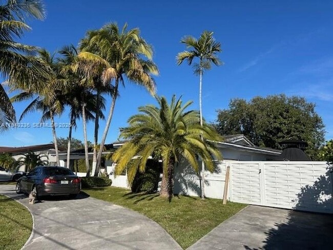 Building Photo - 9825 Palmetto Club Dr