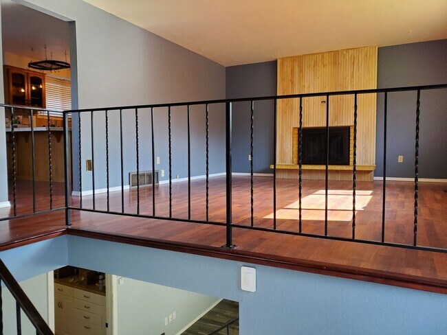 Building Photo - Versatile 4BR/2BA Split-Level South Hill H...
