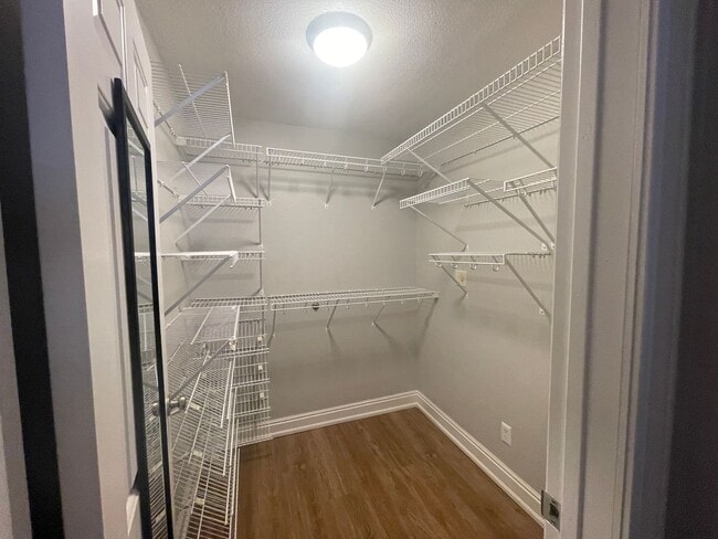 Building Photo - 1 Bedroom 1.5 Bathroom Apartment Steps Away From DU