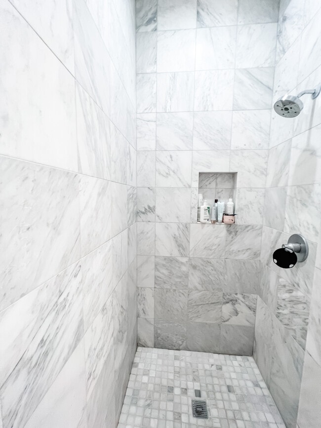 Building Photo - 764 E 2nd St