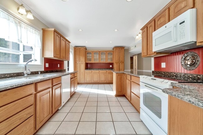 Building Photo - Charming Rossmoor Home