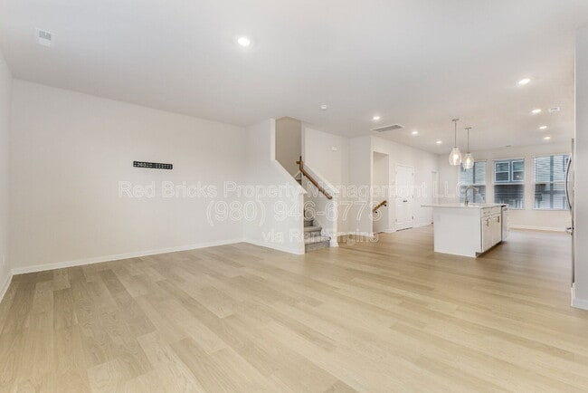 Building Photo - 1816 Blanche St