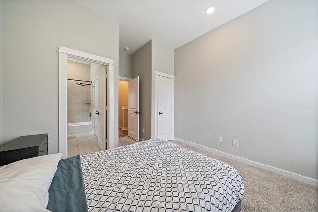 Building Photo - 6713 Parker Grv Ln