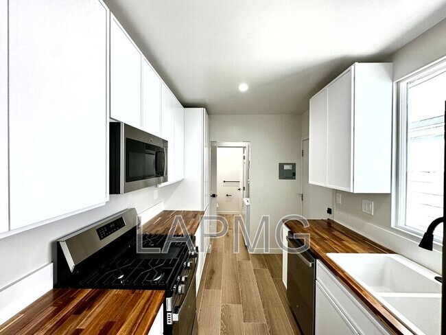 Building Photo - 2304 N Frederic St