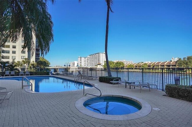 Building Photo - 2880 NE 14th Street Causeway