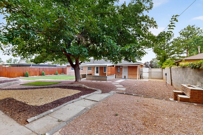 Building Photo - 2020 Hendola Dr NE