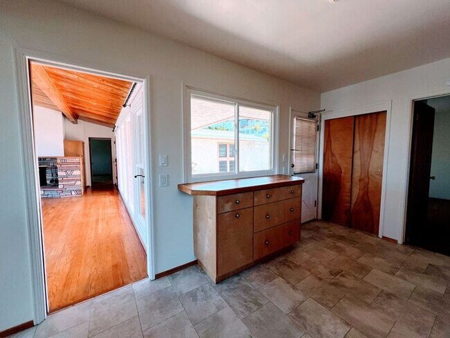 Building Photo - 3 Bed, 2 Bath, 2 Car Garage with Ocean Vie...