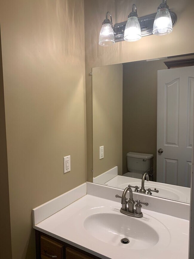 Building Photo - COMING SOON...3 Bedroom in GREAT LOCATION in the Center of Town!