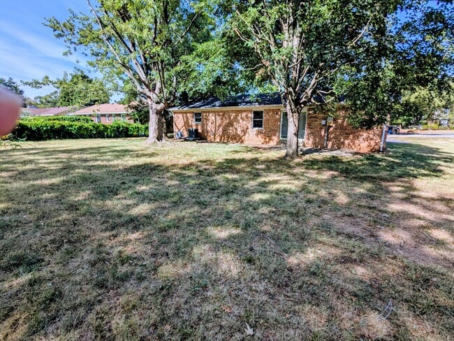 Building Photo - 2436 Thoroughbred Dr