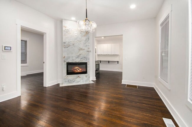 Building Photo - Lower Unit - Newly Constructed - 2 bed/2 b...