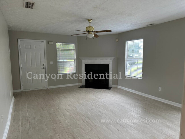 Building Photo - Beautiful 3b Room! Move in ready!