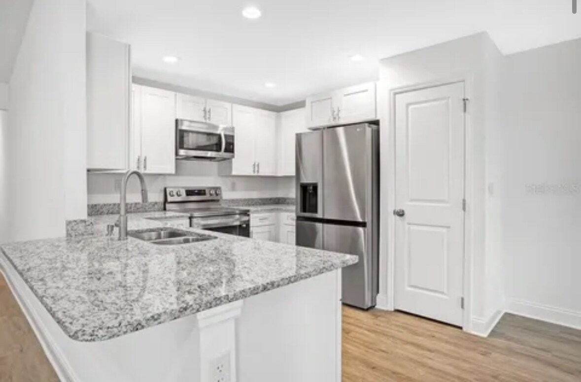 Building Photo - 415 Lark Ct