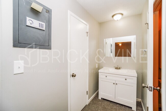 Building Photo - 1717 Demorest Rd