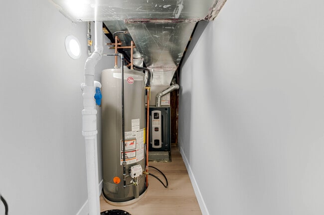 Building Photo - 4721 W Warwick Ave