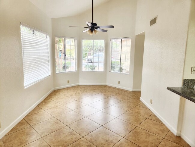 Building Photo - 3 bed 2.5 bath with loft