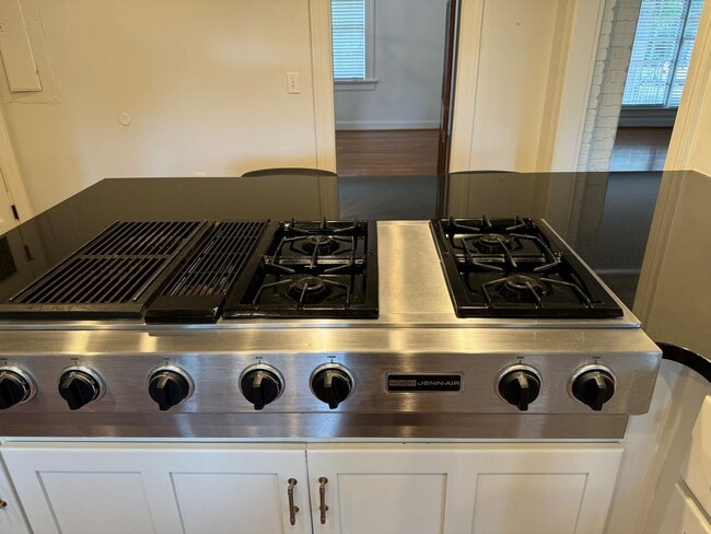 Building Photo - Beautiful Mid-town home 3br/2ba, newly ren...