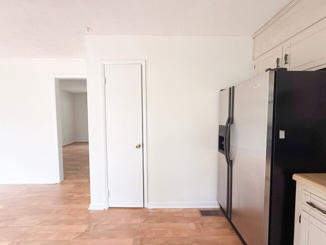 Building Photo - 2-Bedroom Home with Bonus Room & Large Wooden Deck | Pet-Friendly Near I-40 & City Lake