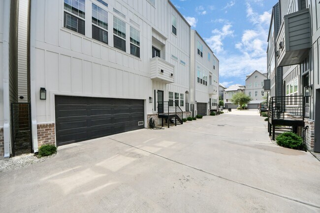 Building Photo - 1223 W 16th St
