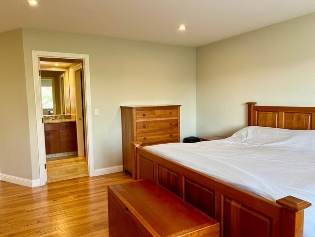 Building Photo - Largest of the very popular Kay floor plan...