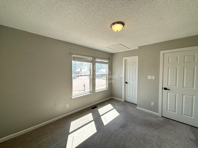 Building Photo - 2886 Monica Dr W