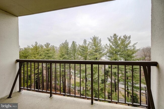 Building Photo - 3800 Powell Ln