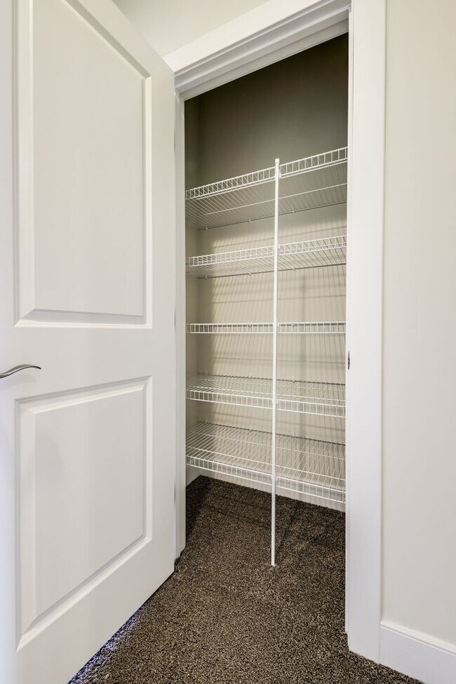 Building Photo - Updated 3br/2.5ba Condo Townhome Alexandria Walk to Metro