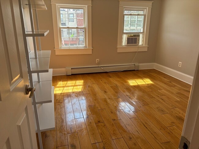 Building Photo - NEW Lower Price & AVAILABLE NOW  *  NUEVO PRECIO Más Bajo y DISPONIBLE AHORA!