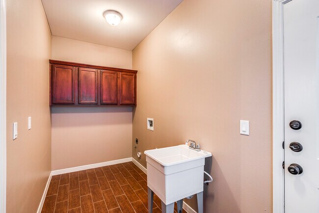 Building Photo - Home For Rent - Beautiful Single Story Hom...