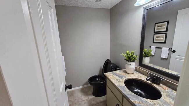 Building Photo - 6430 Bankside Dr