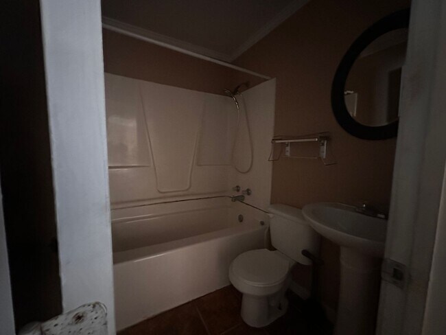 Building Photo - Spacious 3/2 available now!