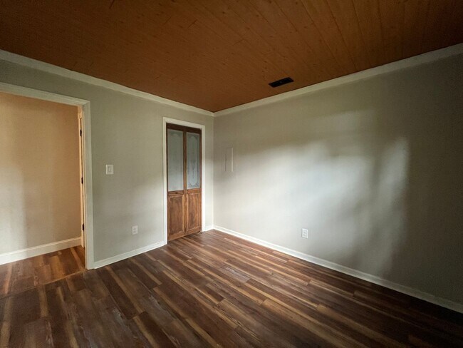 Building Photo - Cute 3 Bed 2 Bath!