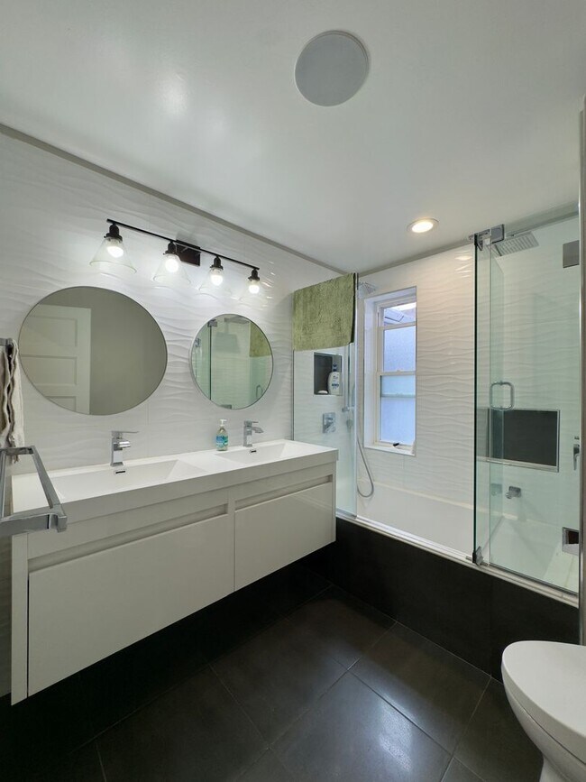Building Photo - Charming 4Bed/3Bath in Riverside Neighborhood