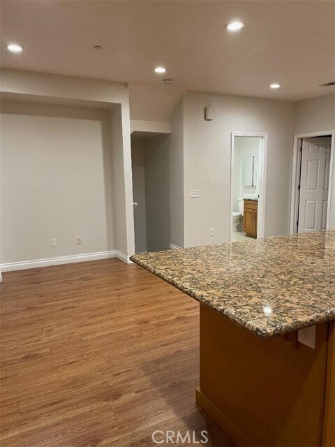 Building Photo - 926 W La Jolla St