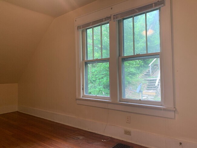 Building Photo - 3 Bed/1 Bath Home located close to Sunnyside and Downtown Campus- Available 5/20/2026